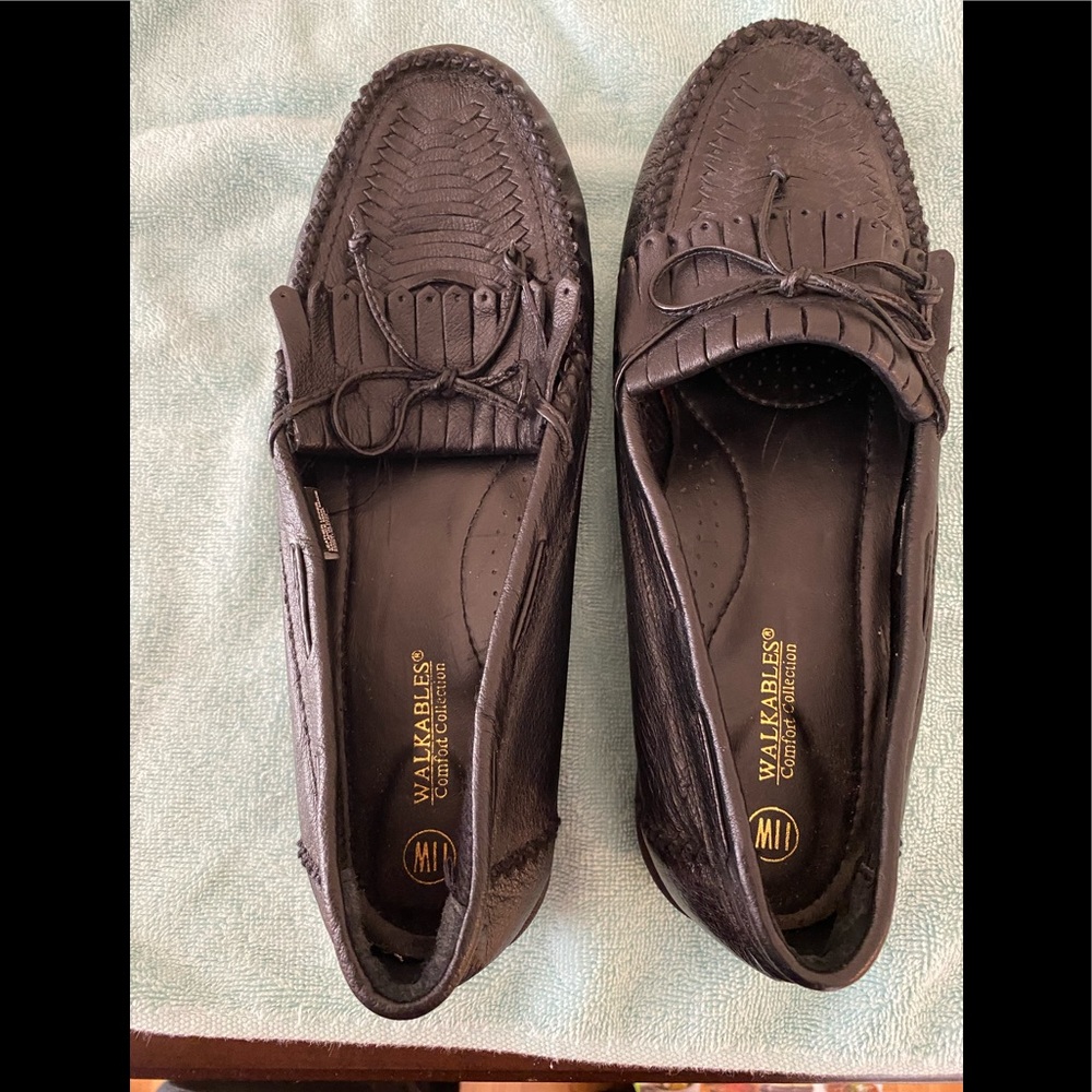 Walkables comfort collection women’s loafer black leather uppers. Size 11 wide